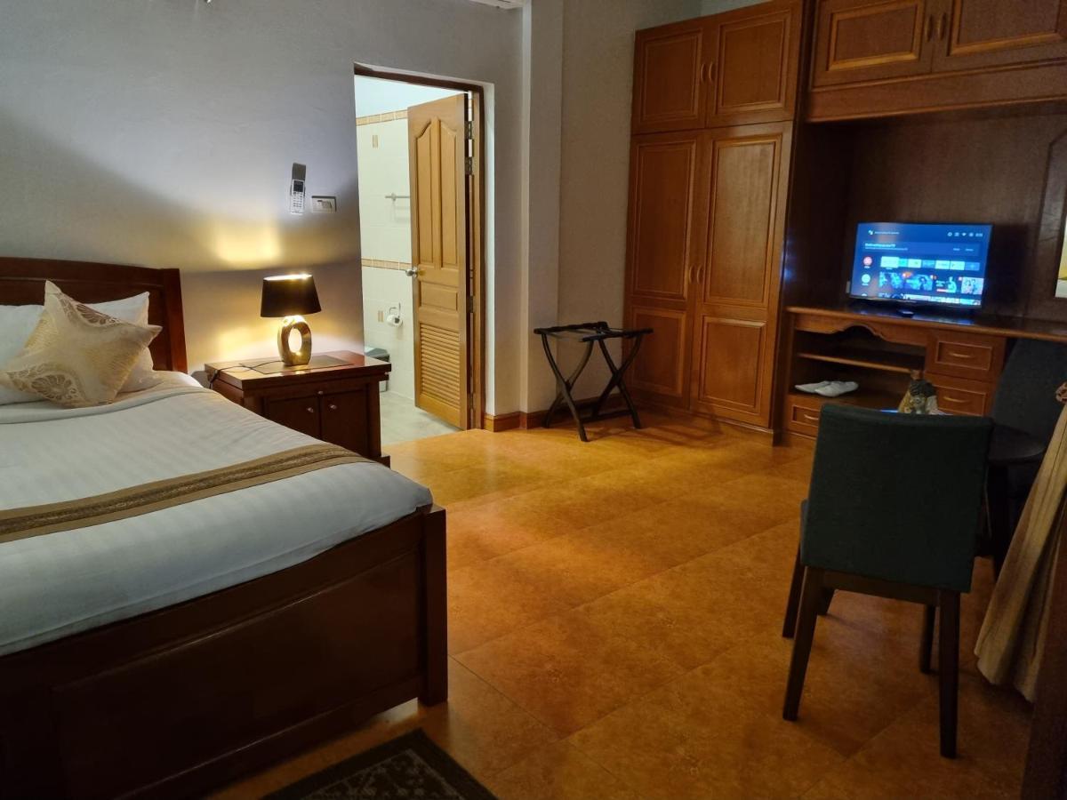 Meyers Hua Hin Hotel Bagian luar foto
