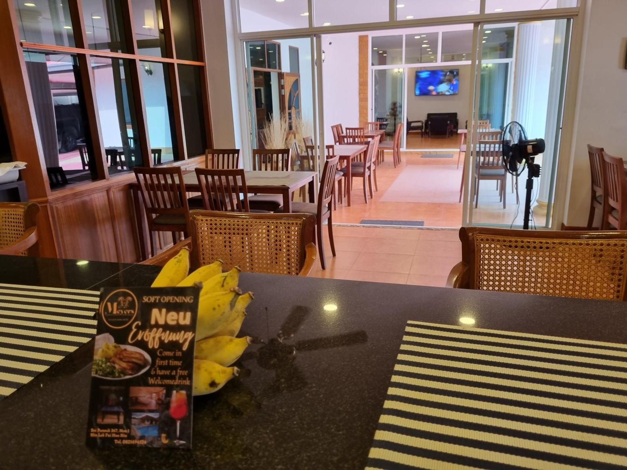 Meyers Hua Hin Hotel Bagian luar foto