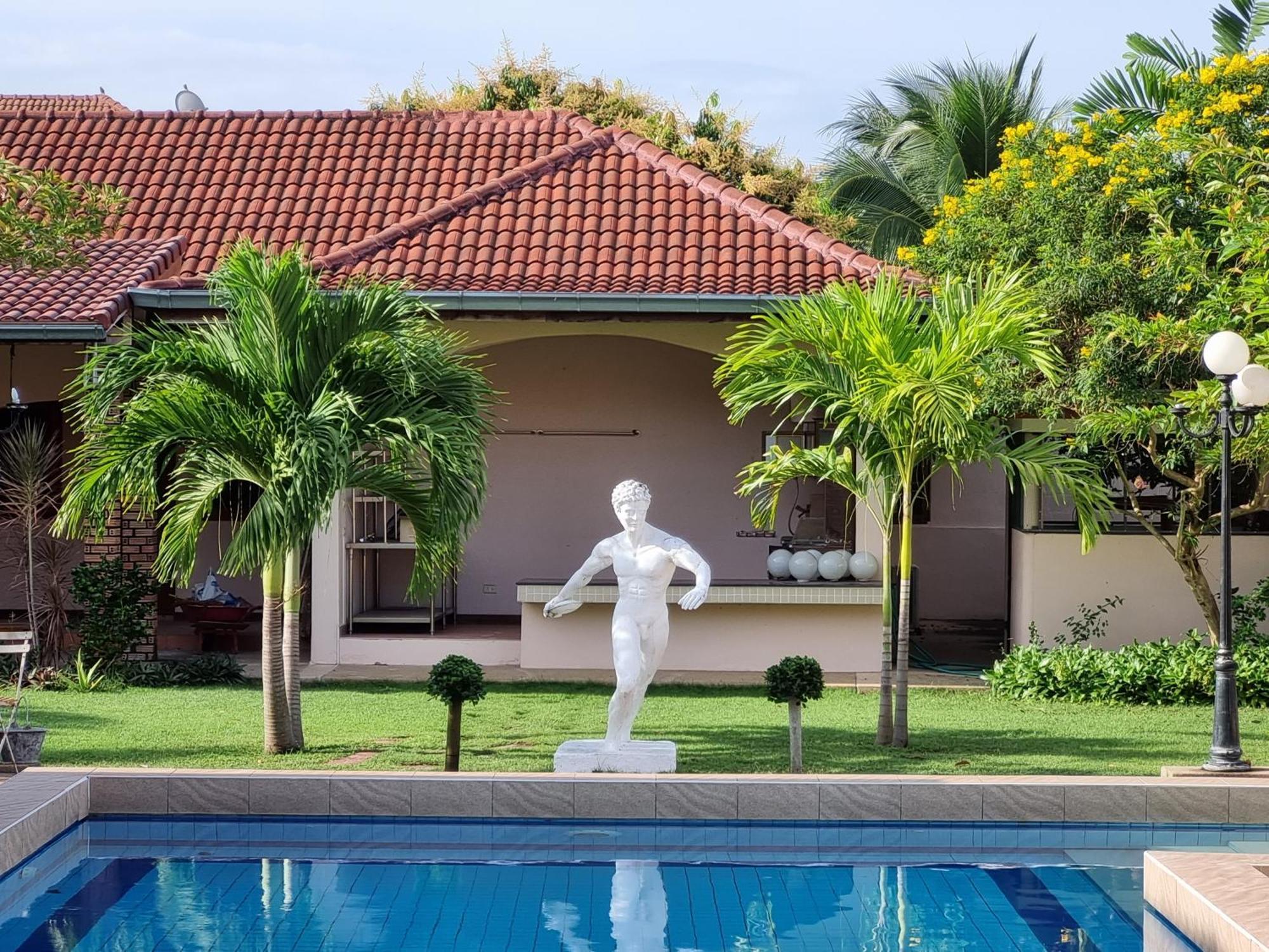 Meyers Hua Hin Hotel Bagian luar foto